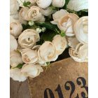 Mű Boglárka levéllel 2 ág 6 fej virággal - Krém fehér/tört fehér 